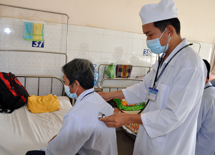 Bác sĩ Bệnh viện Phổi Đồng Nai đang tái khám cho một bệnh nhân lao.